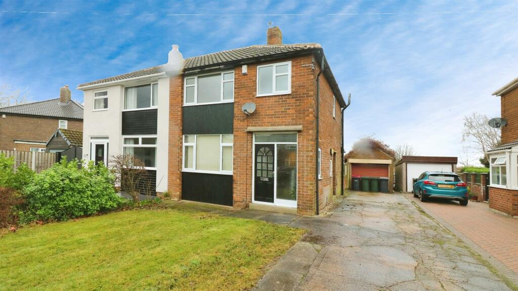 3 bedroom semidetached house for sale in Warren Road, Wickersley