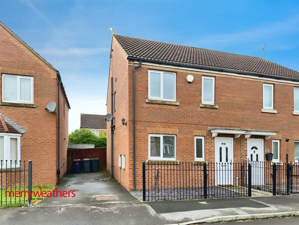 3 bedroom semidetached house for rent in Euston Way, Dinnington