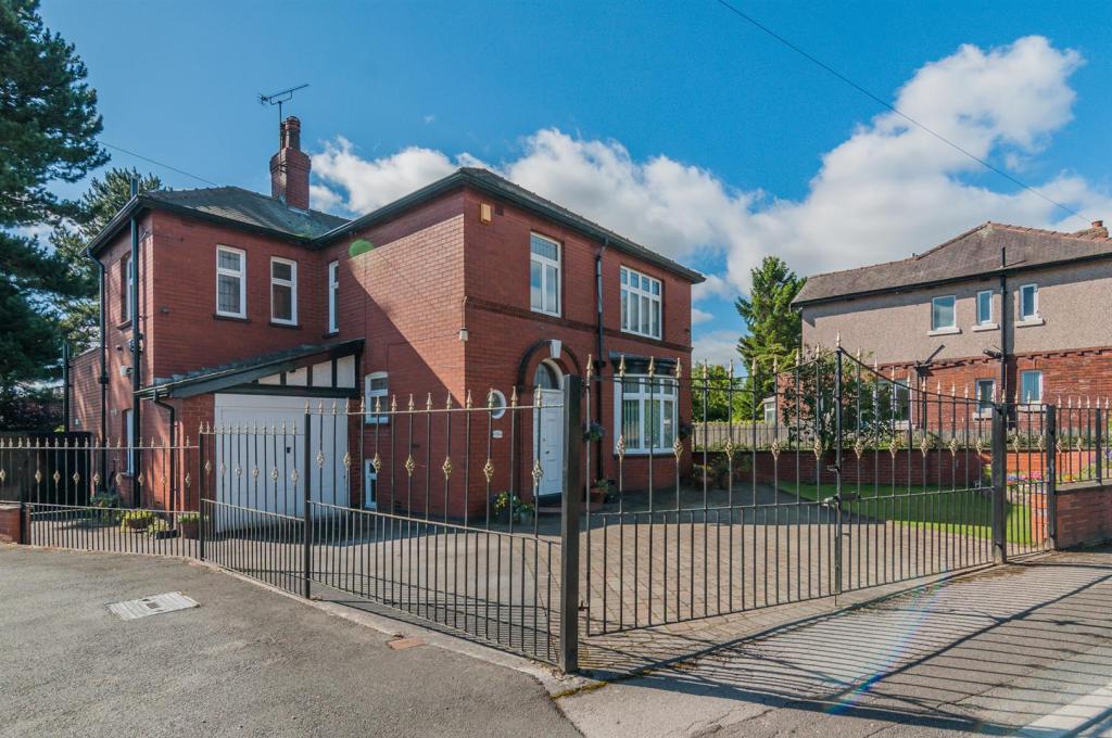 4 bedroom detached house for sale in Bawtry Road, Wickersley, Rotherham