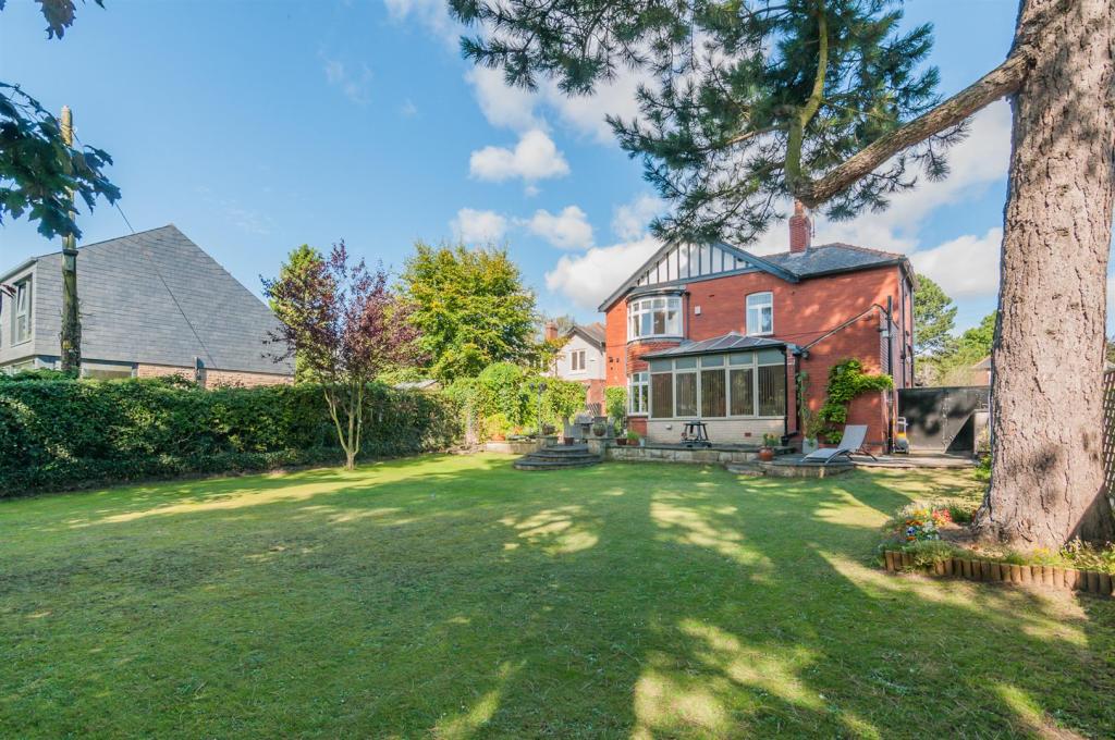 4 bedroom detached house for sale in Bawtry Road, Wickersley, Rotherham