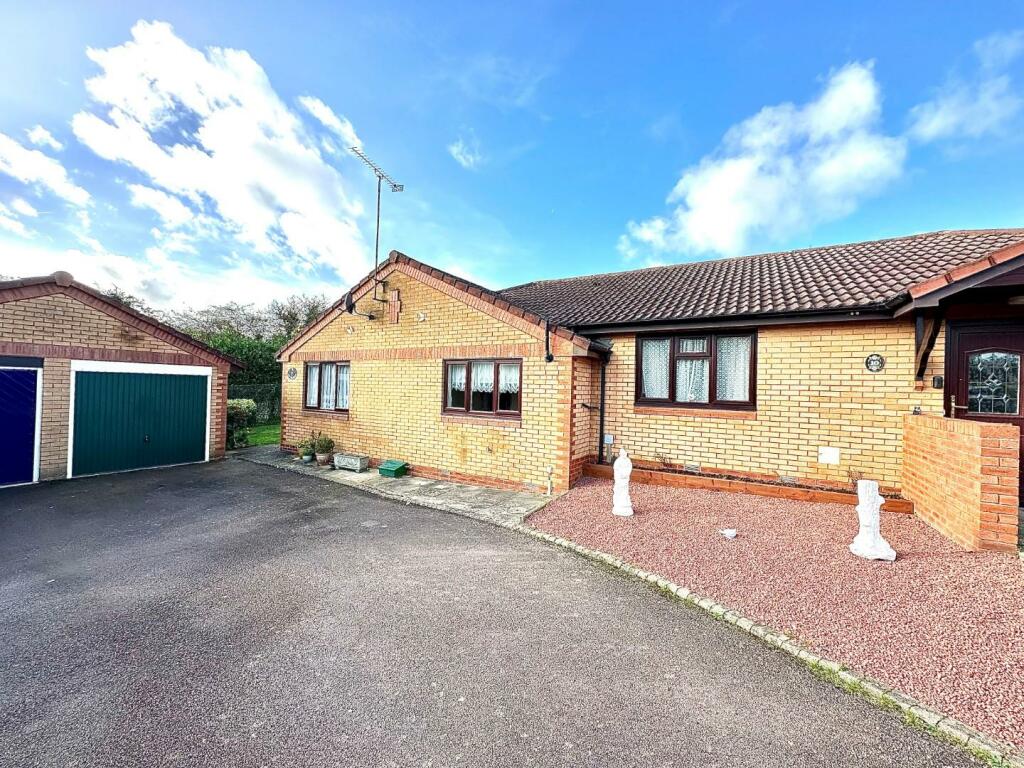2 bedroom semi-detached bungalow for sale in Wootton Brook Close, East Hunsbury, Northampton NN4