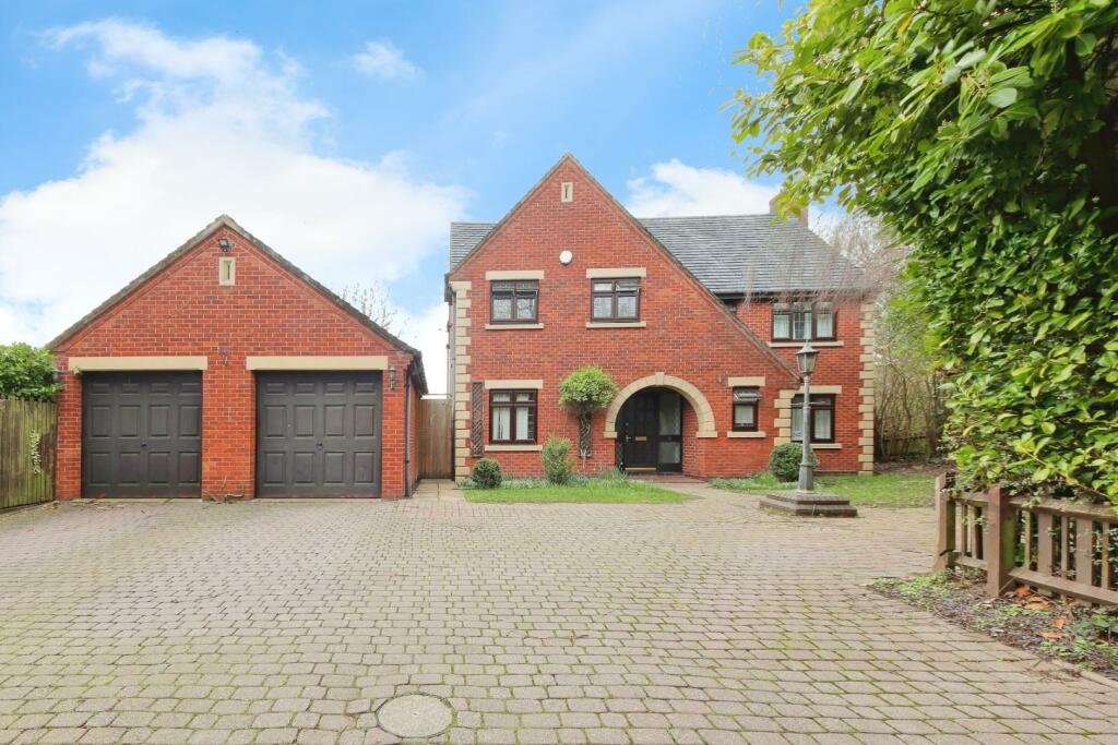 4 bedroom detached house for sale in Ashborough Drive, Solihull, B91