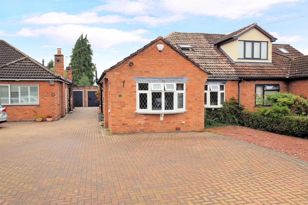 3 bedroom semidetached bungalow for sale in Malthouse Lane, Earlswood
