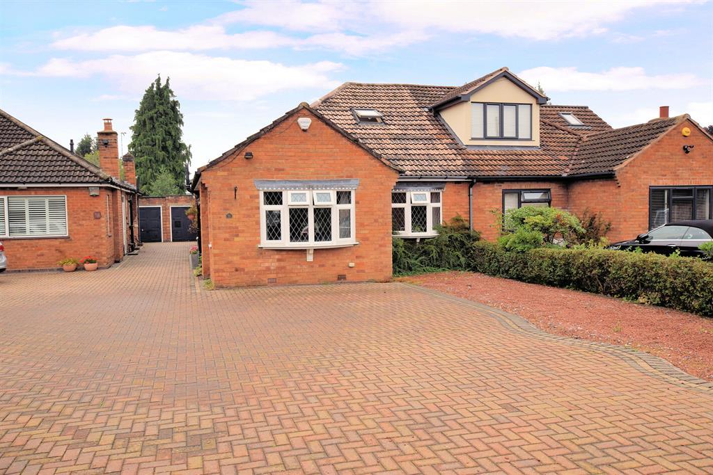 3 bedroom semidetached bungalow for sale in Malthouse Lane, Earlswood