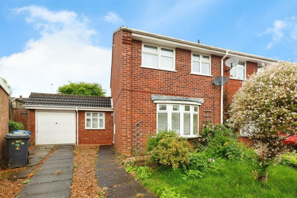 3 bedroom semidetached house for sale in Lapwing, Wilnecote, Tamworth, B77