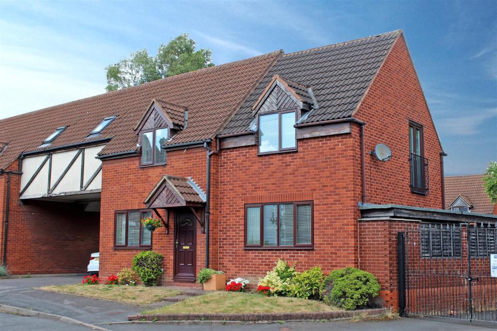 3 bedroom detached house for sale in Heath Street, Tamworth, B79