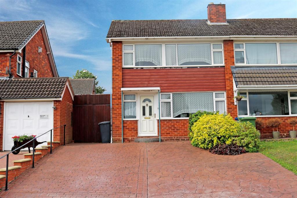 3 bedroom semidetached house for sale in Highcliffe Road, Two Gates
