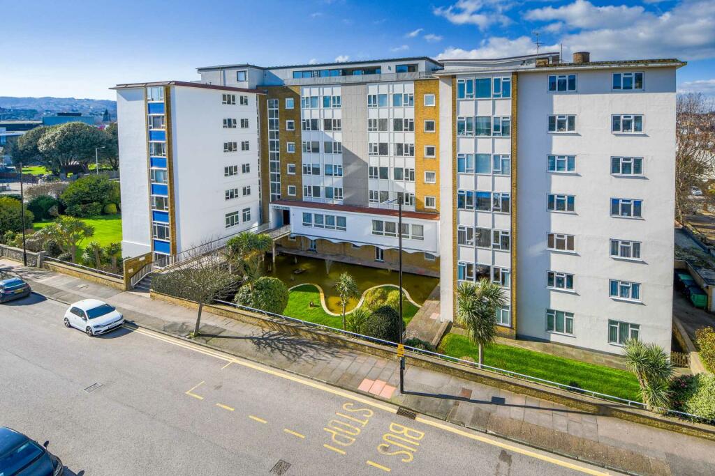 3 bedroom flat for sale in Chiswick Place, Eastbourne, BN21