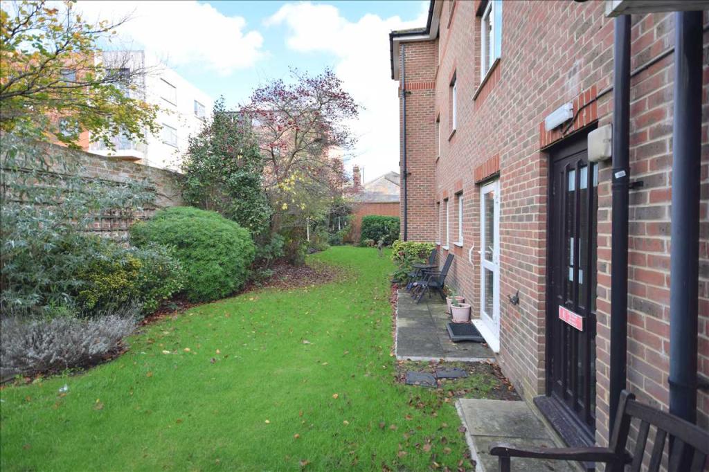 2 bedroom retirement property for sale in Spalding Court, Cedar Avenue