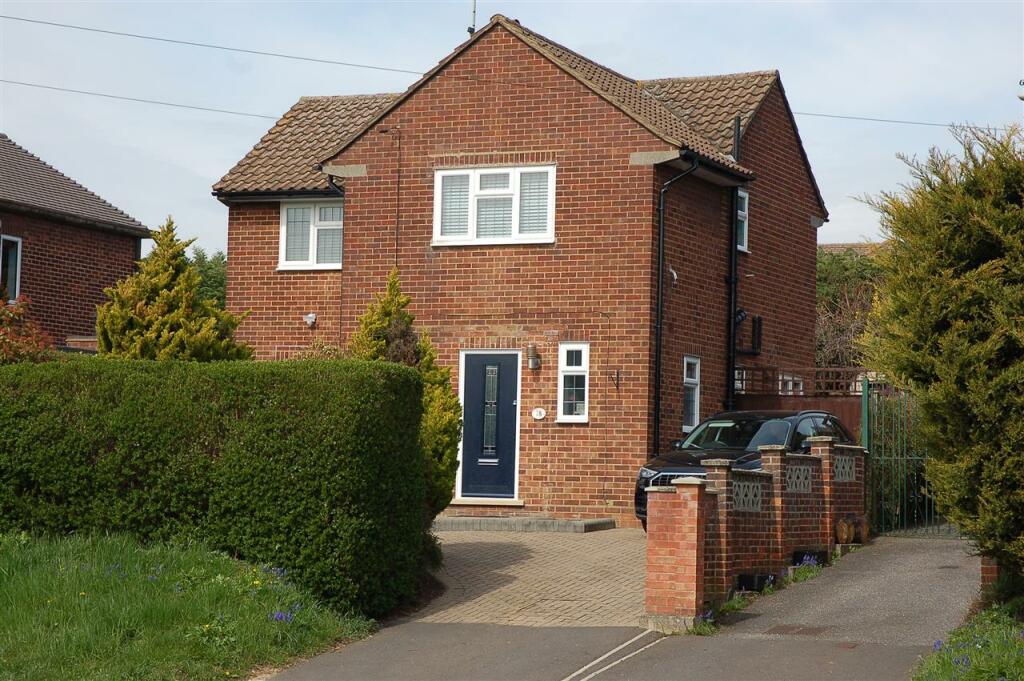 3 bedroom detached house for sale in Roxwell Road, Chelmsford, CM1