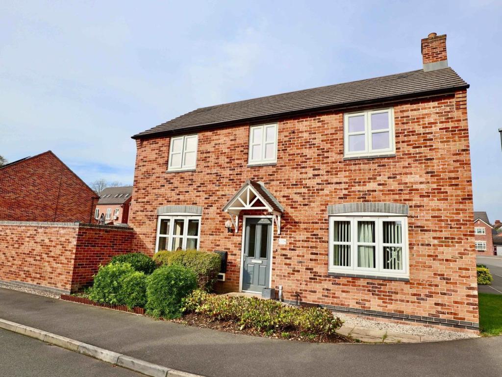 4 bedroom detached house for sale in Holywell Fields, Hinckley, LE10