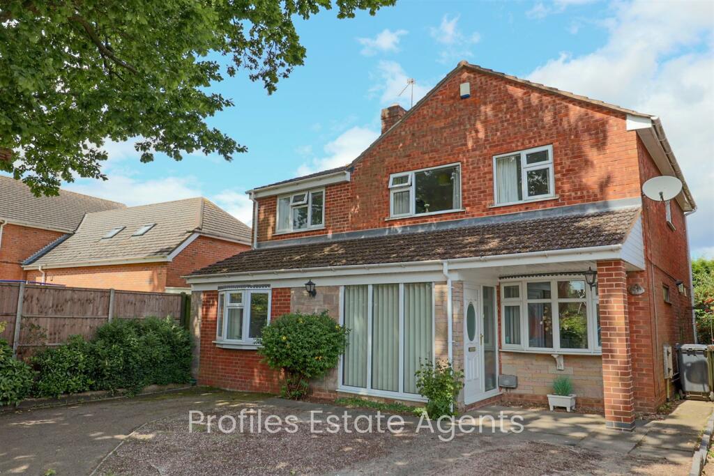 4 bedroom detached house for sale in Red Hall Drive, Barwell, Leicester
