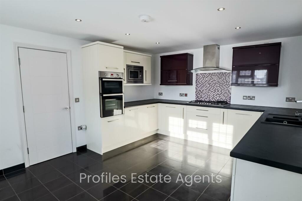 3 bedroom detached house for sale in Southfield Road, Hinckley, LE10