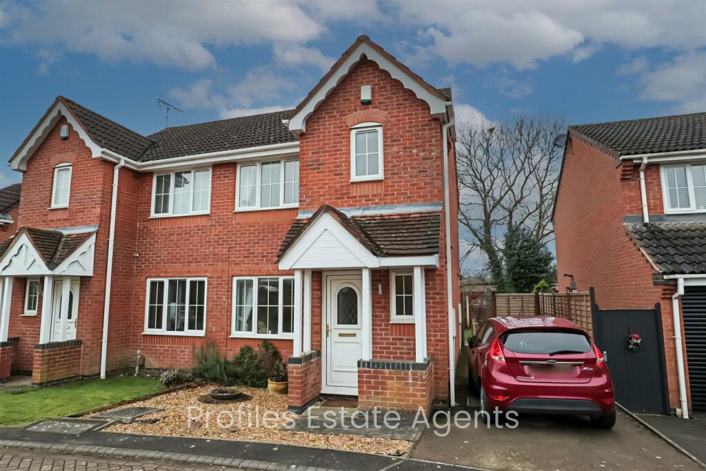 3 bedroom semidetached house for sale in Cadeby Close, Hinckley, LE10