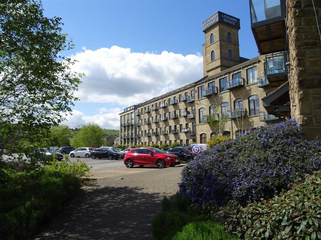 1 bedroom apartment for sale in Ledgard Wharf, Mirfield, WF14
