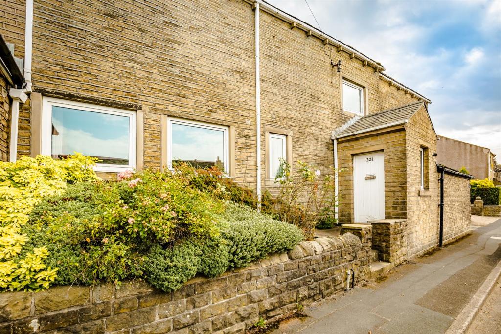 3 bedroom end of terrace house for sale in The Rock, Gillroyd Lane