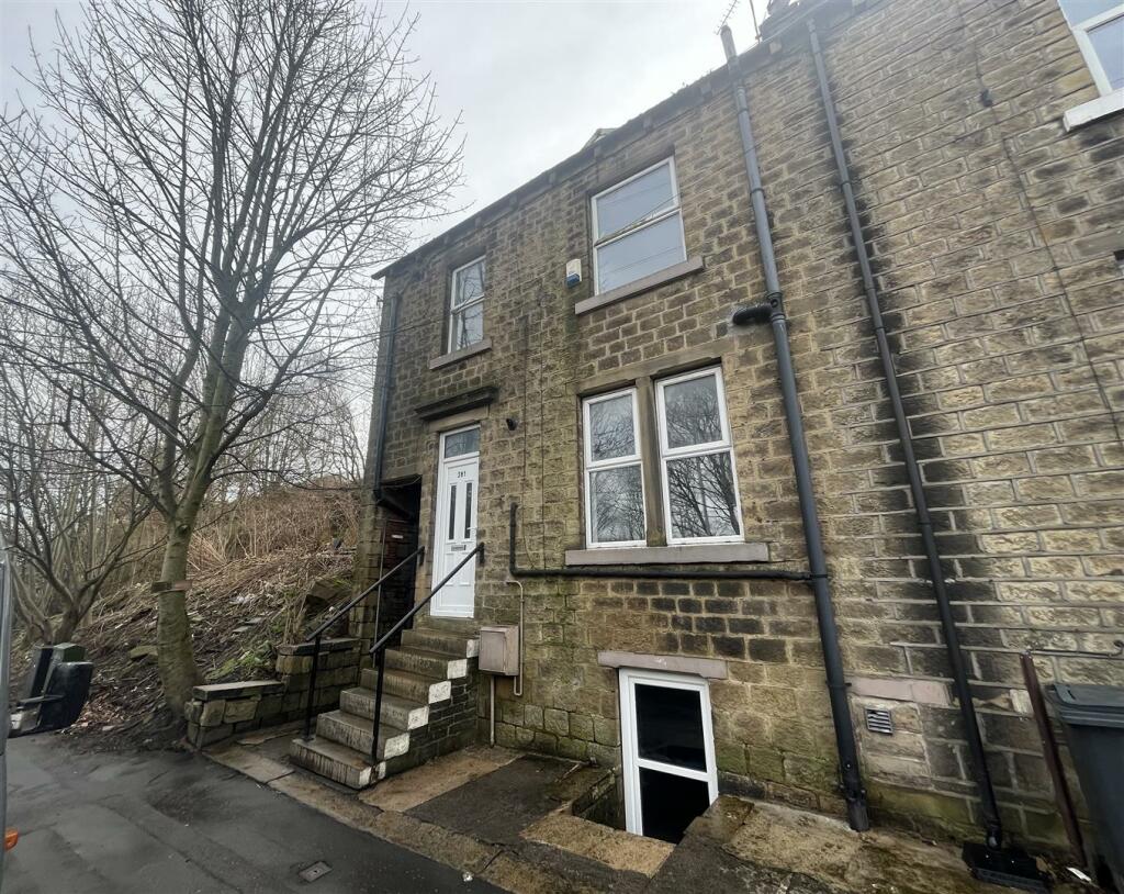 4 bedroom end of terrace house for sale in Manchester Road, Crosland