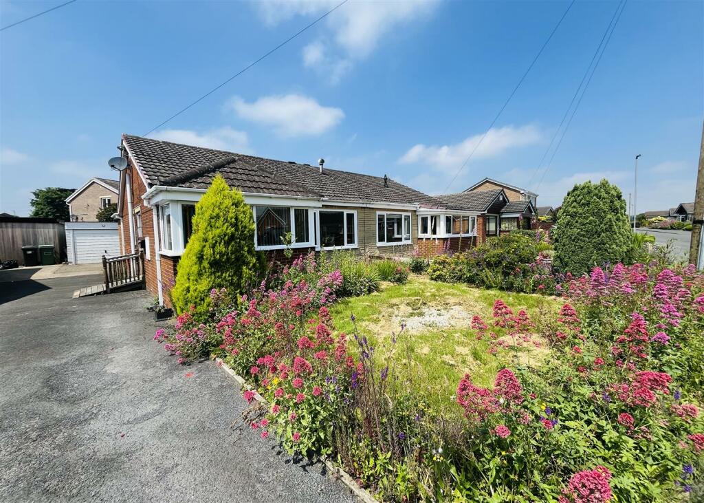 2 bedroom semidetached bungalow for sale in Burton Acres Way, Kirkburton, Huddersfield, HD8