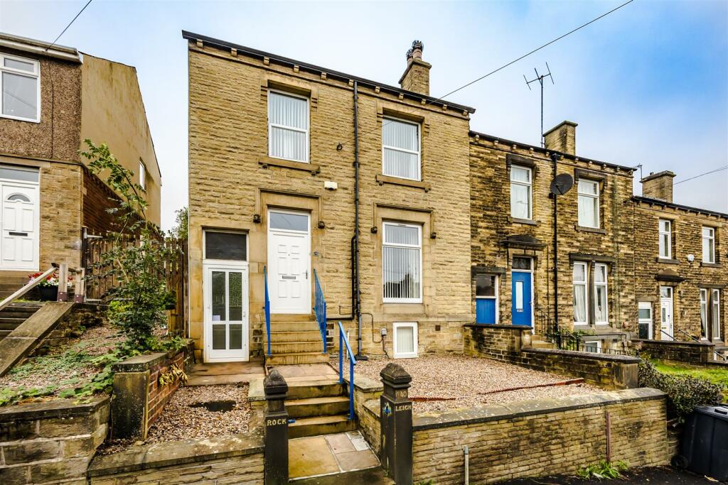 3 bedroom end of terrace house for sale in Newsome Road, Huddersfield, HD4