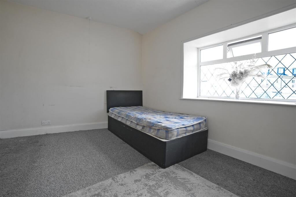 Main image of property: Sod House Green, Halifax