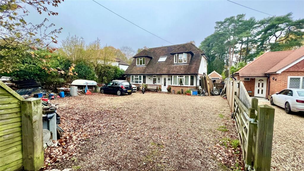 4 bedroom detached house for sale in Finchampstead Road, Finchampstead