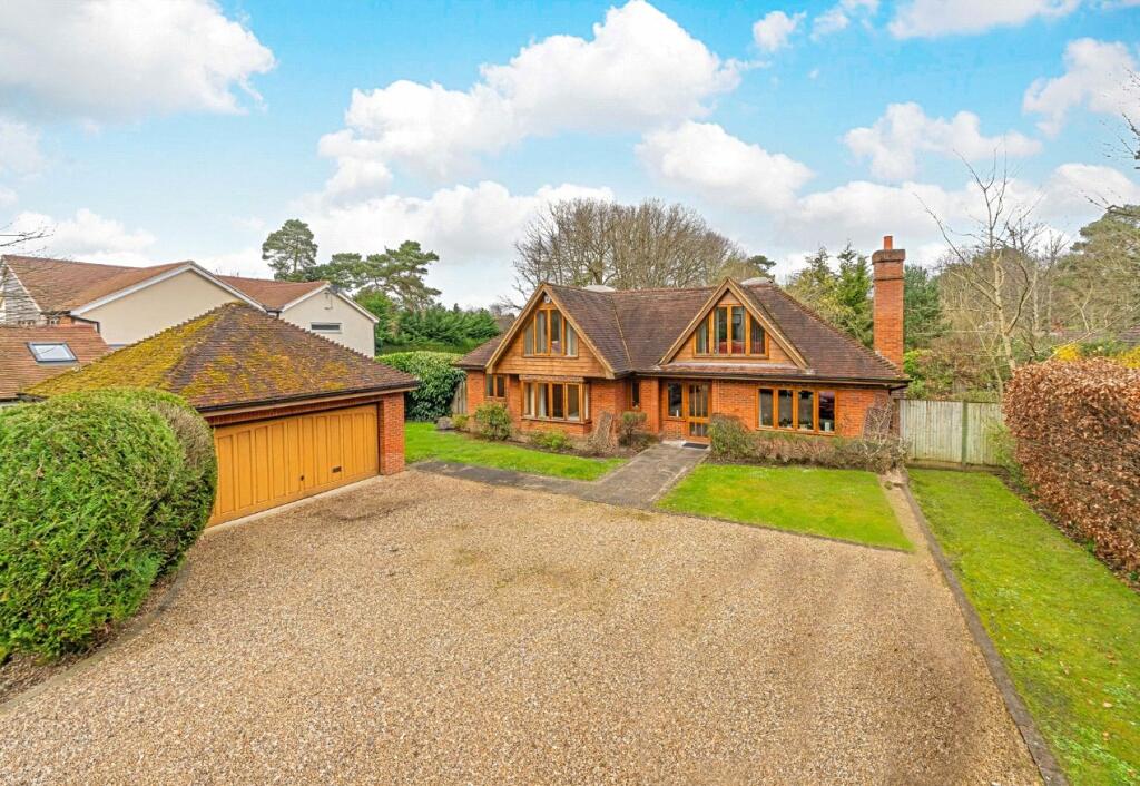 5 bedroom detached house for sale in Heath Ride, Finchampstead
