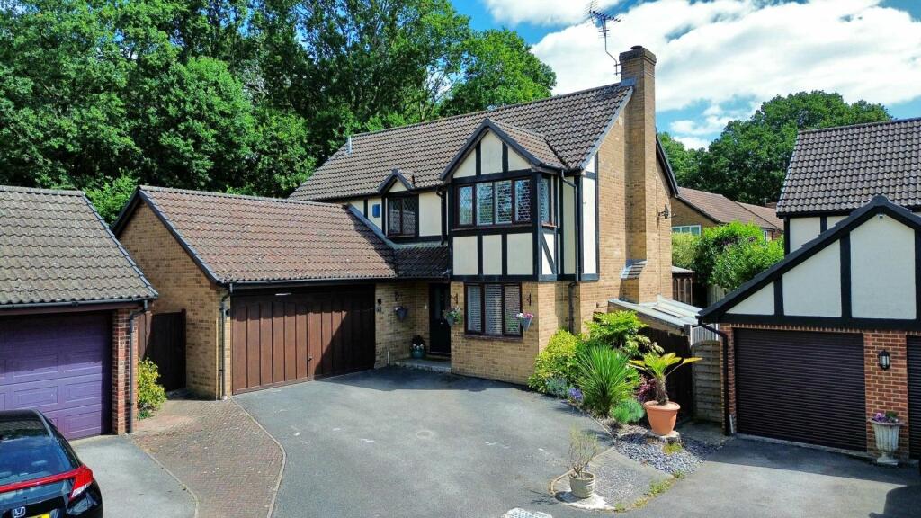 4 bedroom detached house for sale in Almond Close, Wokingham, Berkshire, RG41