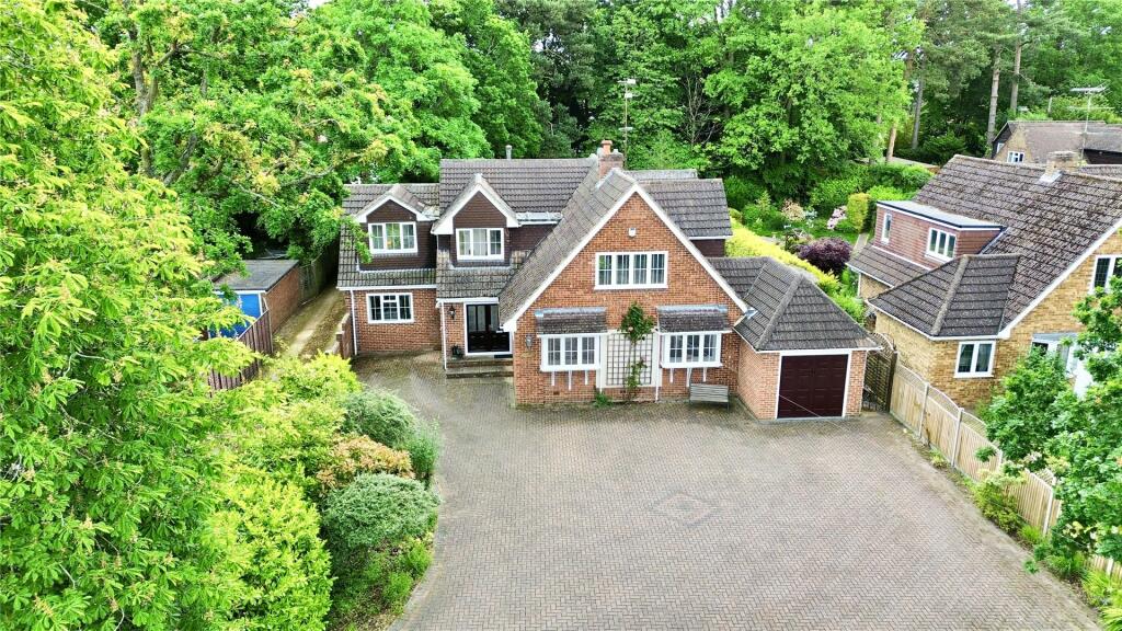 4 bedroom detached house for sale in Pine Drive, Finchampstead