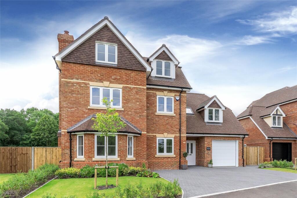 4 bedroom detached house for sale in Retreat, Basingstoke Road
