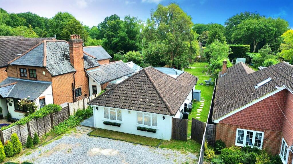 3 bedroom bungalow for sale in Barkham Road, Wokingham, Berkshire, RG41