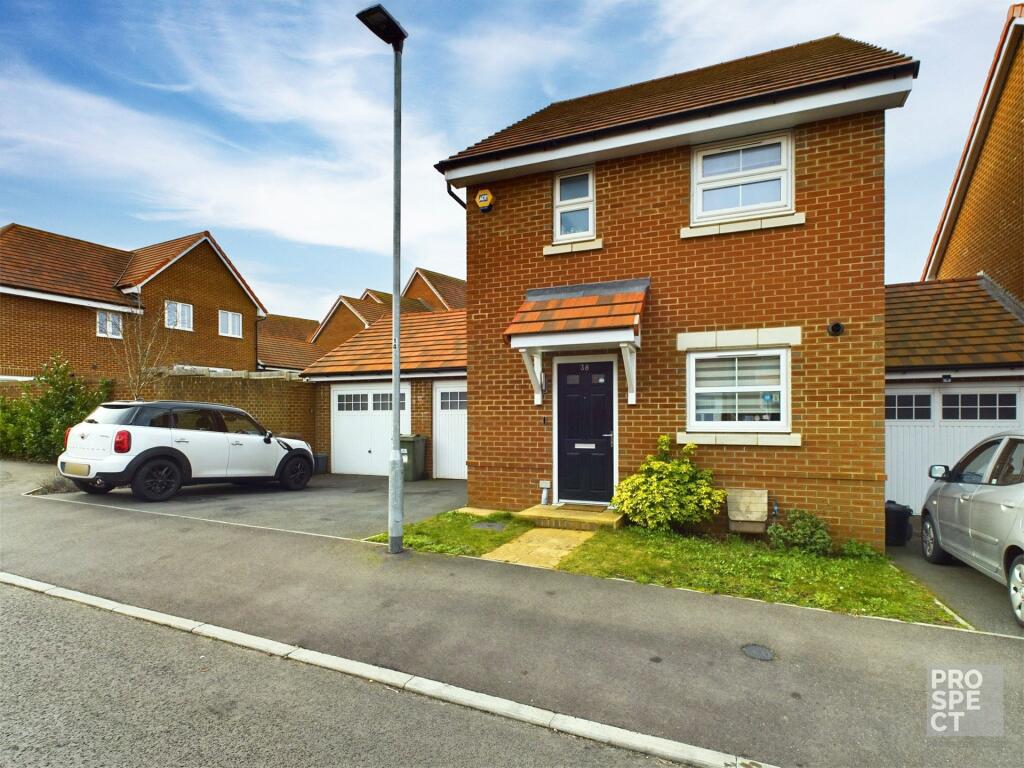 3 bedroom link detached house for sale in Russell Chase, Binfield