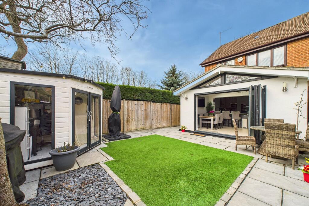 Main image of property: Lincolnshire Gardens, Warfield, Berkshire, RG42