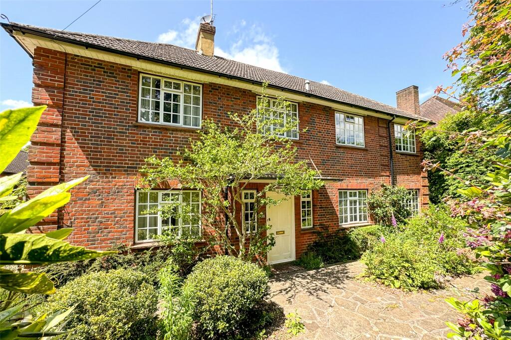 5 bedroom detached house for sale in Copthorne Road, Croxley Green