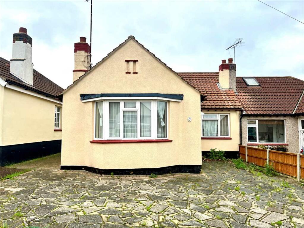 2 bedroom bungalow for sale in Highlands Estate, Leigh on Sea, Essex, SS9