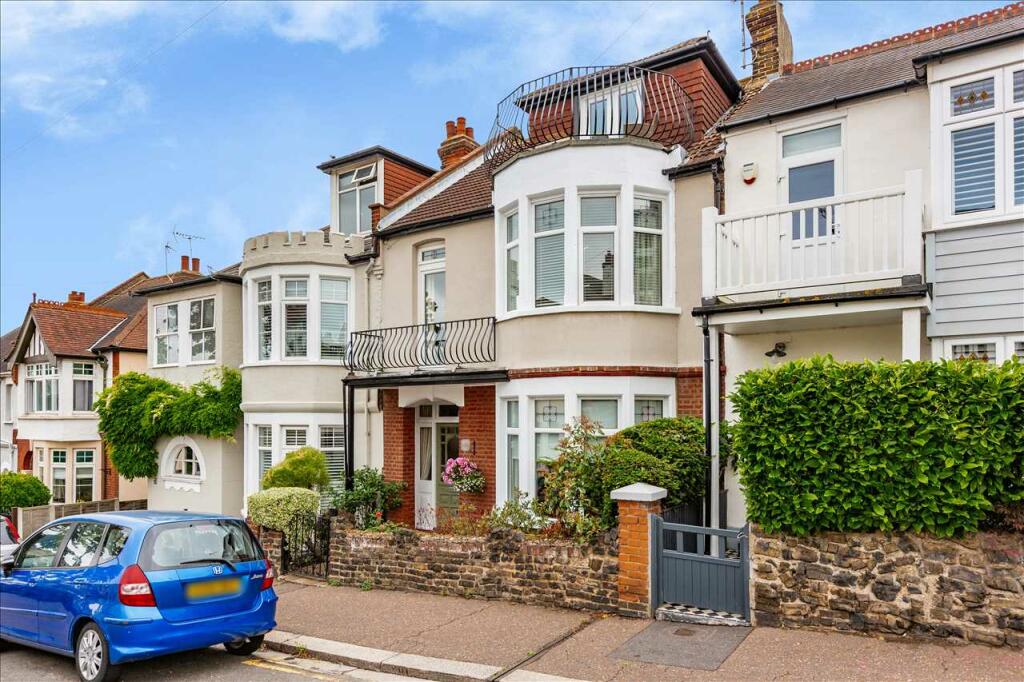 4 bedroom terraced house for sale in Highcliff Drive, Leigh on Sea