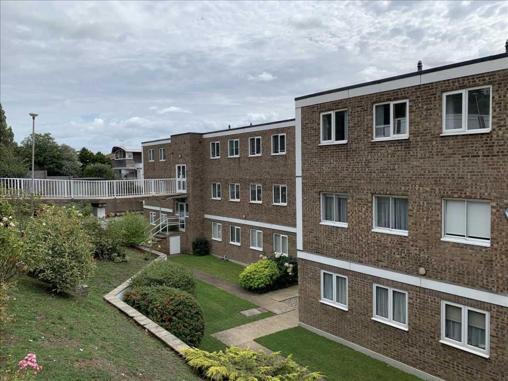 2 bedroom apartment for sale in Seafront Apartment, Leigh on Sea, SS9