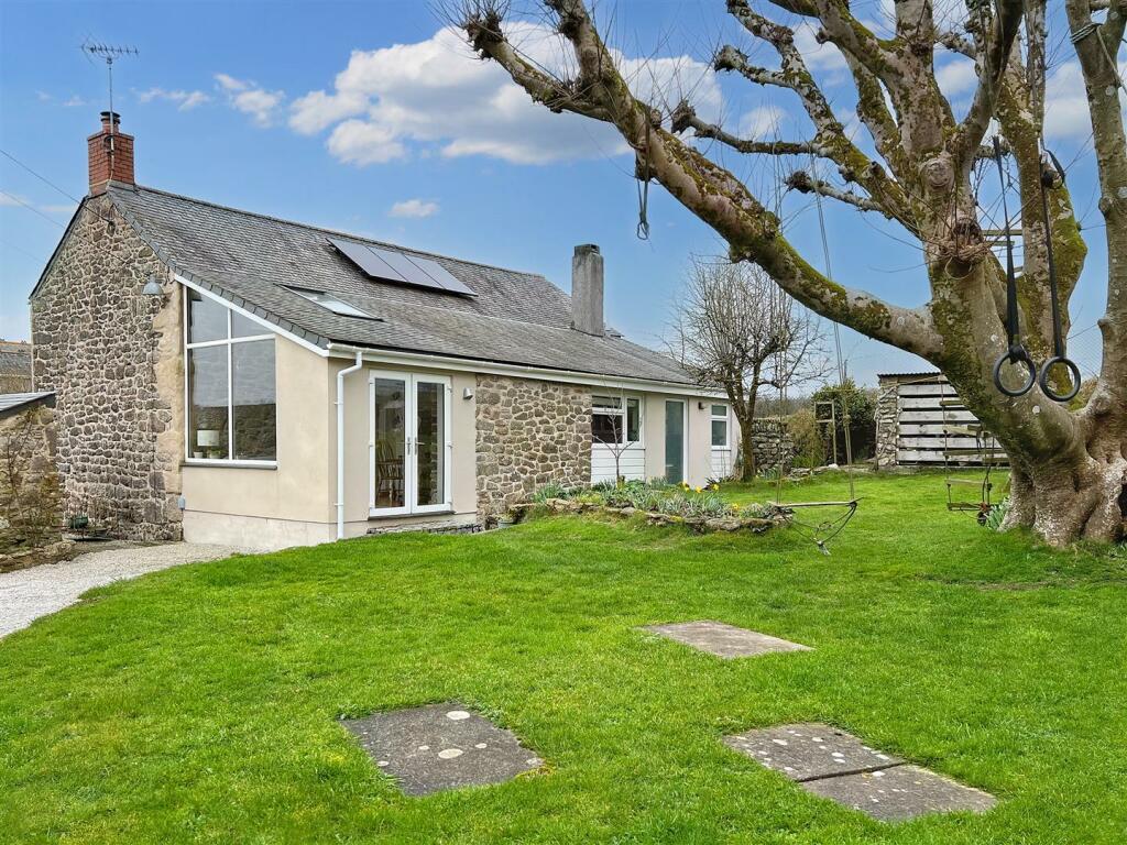 3 bedroom detached house for sale in Country Home. Burras, TR13