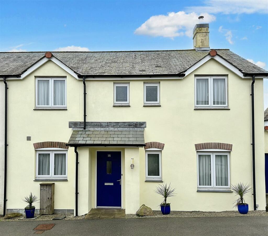 4 bedroom semidetached house for sale in Family Home With Large Garden