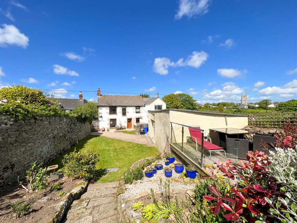 3 bedroom semidetached house for sale in Family Home With Large Garden