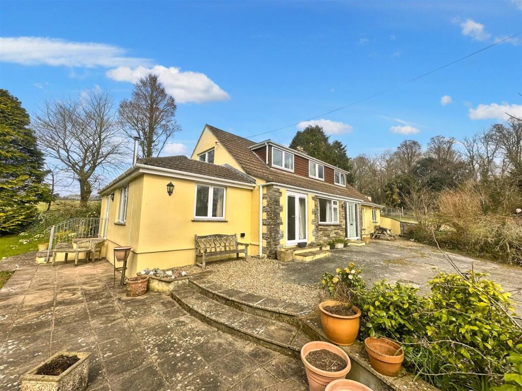 Main image of property: Spacious bungalow, Garras