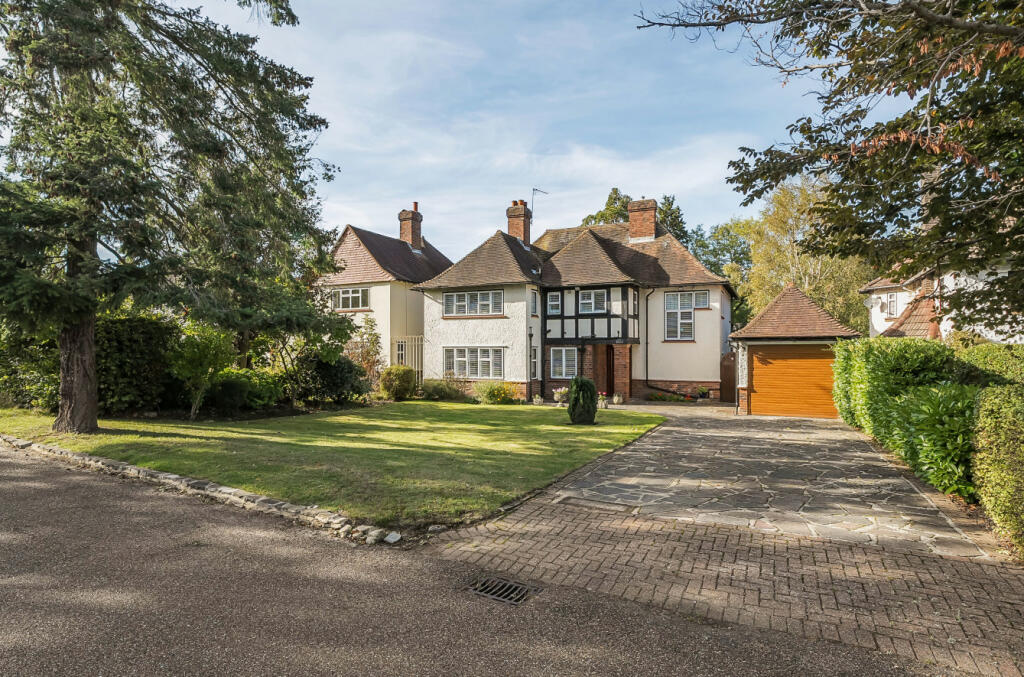 4 bedroom detached house for sale in Meadow Way, Farnborough Park