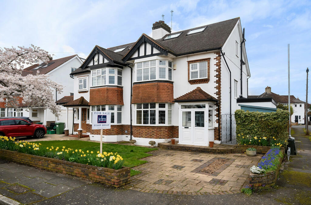 4 bedroom semidetached house for sale in Hurstdene Avenue, Hayes