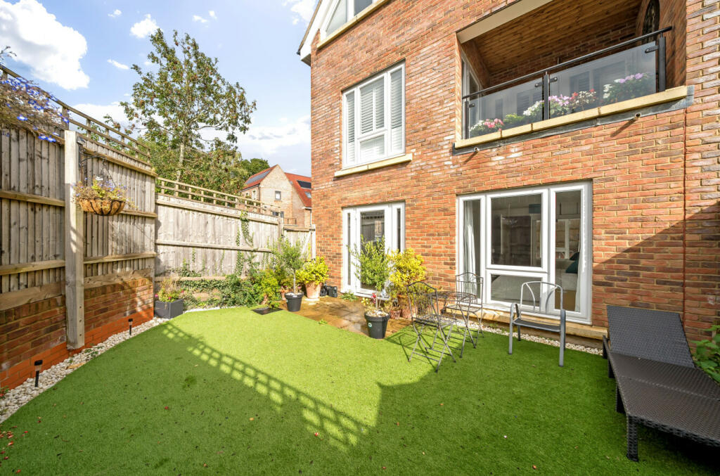 Additional property image - Cottonwood Close, Farnborough, Orpington, Kent, BR6