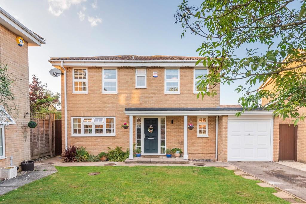 4 bedroom detached house for sale in Greenacres Close, Farnborough, BR6