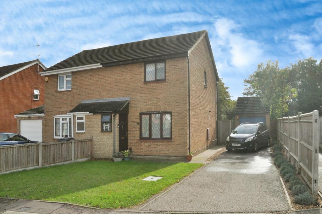 3 bedroom semi-detached house for sale in Flintwich Manor, Newlands Spring, Chelmsford, CM1