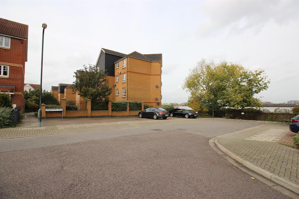 2 bedroom flat for sale in Greenhaven Drive, Thamesmead, London, SE28