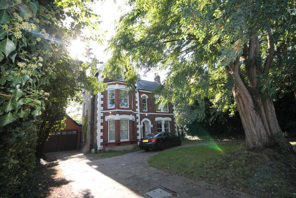 6 bedroom detached house for sale in Lesney Park Road, Erith, DA8