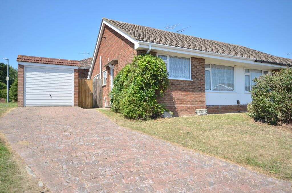 2 bedroom bungalow for rent in Clive Road, Sittingbourne, ME10