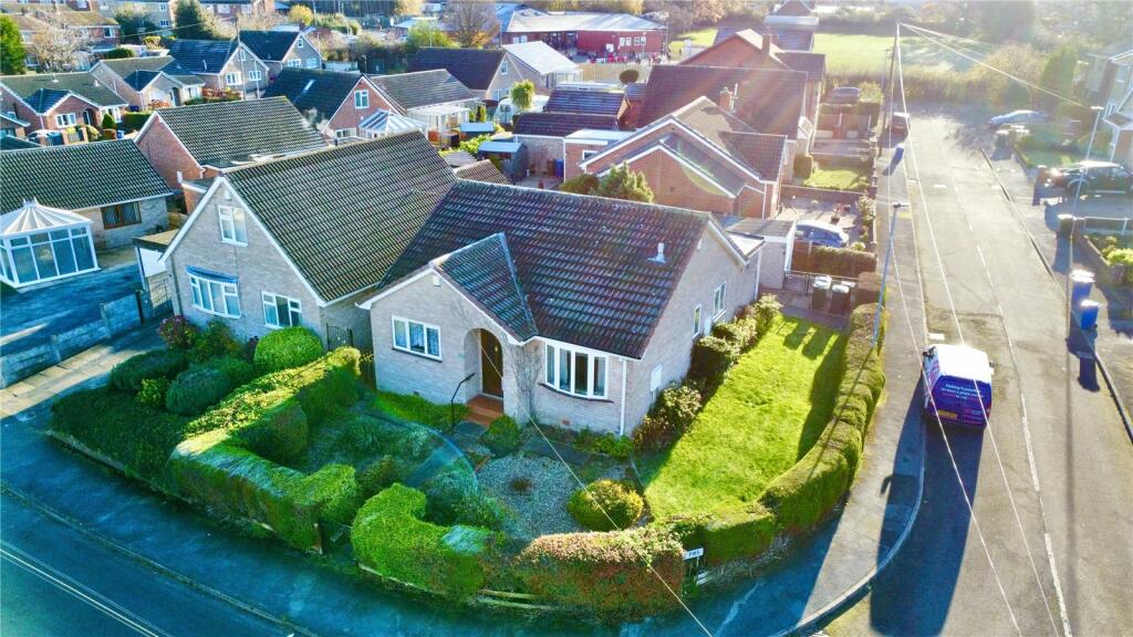 3 bedroom bungalow for sale in Applehaigh View, Royston, S71