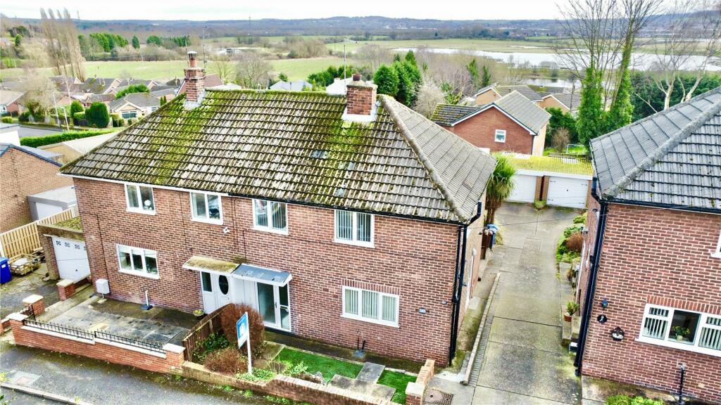 3 bedroom semidetached house for sale in Springbank, Darfield, S73